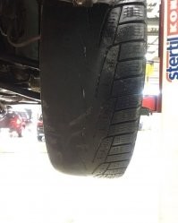 тут проблема не в шине, а в полностью раздолбаных сайлентблоках из за чего колесо болтается и стирается внутри, а снаружи выглядит как целое

характерный признак - визг резины на поворотах