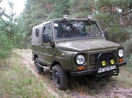 Всё  хорошо, но на дороги общего пользования его в таком обвесе не пустят, ибо он не пройдёт техосмотр. Во вторых, запорожец - будем откровенны, хреновый автомобиль. Слабый двигатель, чахлые узлы, совсем не рассчитанные на что-то кроме асфальтированной дороги. Так что лебёдка там, ну - просто незачем. Соваться во всякие говна на нём, это гарантированно засесть на брюхо и сломать что-нибудь.
Машина чуть лучше чем инвалидка. Туда-сюда по городу или (что более реально) по селу съездить, но куда-то вдаль тащится, это утопия. В 90-х у нас был такой в семье, и ещё 2 "донора" за 100 баксов в разобранном виде лежали в гараже, но это были постоянные муки - доедешь или не доедешь до дачи. Мотор перегревается, кузов протекает, подвеска.. ну её, считай нет. Под конец 20-го века, как необходимость  хоть какого-то доступного автомобиля для людей в СССР, может он и котировался, чуть лучше чем совсем ничего, но со свистом по всем параметрам проигрывал Жигули и Москвичу. Реанимировать этот труп в 2022 году- можно только ради извращённого удовольствия.
В конец концов, для романтиков, ностальгирующих и любителей на отечественном автопроме  показать природе свой характер, советские инженеры выкатили превосходный и просто великолепный (за свои деньги, и на своё время) ЛуАЗ-969 4х4. Очень  жалко что данное направление внедорожников не получила должного развития и современных версий для рыбаков, охотников и туристов. Армейские версии были даже амфибиями.