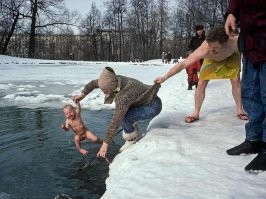 Если пресмыкающимся надо залезть в прорубь и отморозить себе там всякое - не вижу проблем, чем больше их перемрёт с такой процедуры, тем лучше для окружающих (в  долгосрочной перспективе и для человечества в целом). Кстати, я Библию читал, но не могу вспомнить, в каком завете там Иисус или кто-то другой - нырял в ледяную воду.
Есть  люди, которые закаляются . Т.е обливаются  холодной водой, натираются снегом, бегают по утрам. В общем ведут такой здоровый образ  жизни, с уклоном в защиту от холода. Но они чаще всего не верующие, им этот цирк - не нужен, они делают  это исключительно для себя. А не для того чтоб  по традиции "так надо", показать окружающим что ты не просто так крестик носишь.
Убогое зрелище. (Ну кроме молодых и красивых девчонок.. на них всегда приятно смотреть. Абы не отморозили себе ничего)