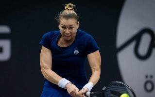 Правды ради, Веру Звонареву образцом грации так же сложно вато назвать. 
А в младшей Вильямс необычно, что с таким телосложением, она добилась высот в теннисе - темповом, энергозатратном виде, а не в силовом.
Потенциально могла бы ядра далеко кидать