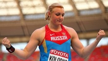 Правды ради, Веру Звонареву образцом грации так же сложно вато назвать. 
А в младшей Вильямс необычно, что с таким телосложением, она добилась высот в теннисе - темповом, энергозатратном виде, а не в силовом.
Потенциально могла бы ядра далеко кидать