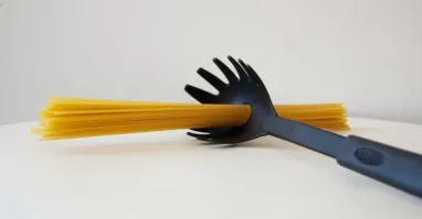 Вот порция спагетти на одного человека плюс поварешка ее помешивать и вытаскивать.