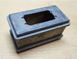 Что это?
Уже почти полвека не могу узнать, что это за штука.
Металл похож на серебро, или она просто посеребрена. Внутри был прозрачный прямоугольный стеклянный  наглухо запаянный сосуд. Верхняя и нижняя крышки у коробки были слегка пропаяны. В длинных боковых стиенках по небольшому отверстию напротив друг друга. Размеры примерно 100 х 70 х 70 мм.