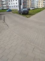 Ты про эту дорожку? Вот ведь гад. Теперь из-за него, по газону угол не срежешь. Придётся с пакетами обходить его по тротуару.