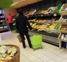 Такое, ну или почти, видел в Европе не раз. Во время разбушевавшегося Ковида число тележек и корзинок было ограничено. На каждого посетителя, в том числе и на детей была обязательна одна единица. Семейной паре с тремя детьми следовало взять пять корзинок, даже если зашли за маленькой упаковкой сока. Поэтому некоторые возили корзинки именно так.
Сомневаюсь, что данный случай то же самое, но похоже