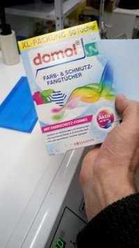 В нашем цеху химчистки такие используются постоянно. И они работают. Некоторые и по 10 раз ловят лишнюю краску. А некоторые одноразовые. От производителя зависит.