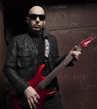 У меня два вопроса - что Джо Сатриани делает в русской булочной, и почему он без гитары?))