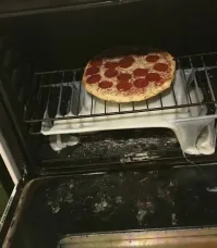 11. "Брат подставил под пиццу деревянную разделочную доску, чтобы на нее все стекало"

Ну нет...ну как...как можно быть тупнем то, а...ДЕРЕВЯННУЮ??

Хотя...тут куча тупней в общем-то)) одним больше, одним меньше)