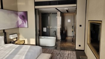 Вот прям сейчас в таком номере и живу... один слава богу... там раздвижные двери полупрозрачные... но через них почти ничего не видно