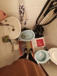 Какая же это ванная? Это обычный туалет, правда крохотный.