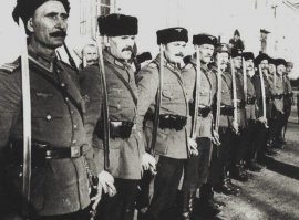 Говорят, что в охранники идут те, кто ничего не умеет делать. В казаки идут те кого не приняли даже в охранники.
Я лично, больше всего в жизни не люблю енотов, кенгуру и казаков. А!  Ещё ненавижу нытиков про летнюю резину.
А вообще никогда нельзя прощать этим казачьим подонкам, предательство родины.