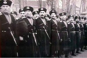 Говорят, что в охранники идут те, кто ничего не умеет делать. В казаки идут те кого не приняли даже в охранники.
Я лично, больше всего в жизни не люблю енотов, кенгуру и казаков. А!  Ещё ненавижу нытиков про летнюю резину.
А вообще никогда нельзя прощать этим казачьим подонкам, предательство родины.