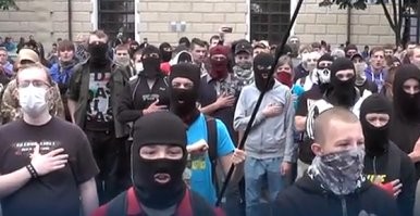 А чё похожи...!!!
Только теперь СЫКЛИВЕЕ стали... рожи прячут чтоб мамка не заругалась...