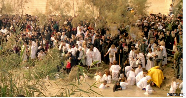 крещение на реке Иордан!!!  заметьте ни одного голого тела!!!