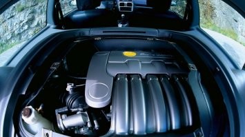 У Рено была скоростная табуретка Clio с мотором V6. Атмосферный 3,0-литровый V6 располагался внутри задней части, сразу за водителем и пассажиром. Мощность передавалась на задние колеса через шестиступенчатую механическую коробку передач. Максимальная скорость  236 км/ч.