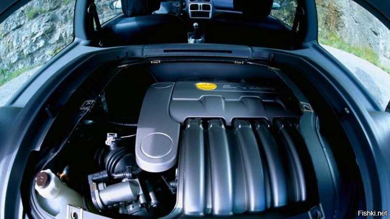 У Рено была скоростная табуретка Clio с мотором V6. Атмосферный 3,0-литровый V6 располагался внутри задней части, сразу за водителем и пассажиром. Мощность передавалась на задние колеса через шестиступенчатую механическую коробку передач. Максимальная скорость  236 км/ч.
