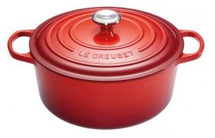 Вся посуда Le Creuset -чугунная. Считается самой лучшей. Все ведущие повара ее используют. Вот, например:

Кастрюля Le Creuset Signature Красная вишня Ø 28 см
Ле Крезе

Выберите название цвета

вишнево-красный
Выберите свой диаметр

28 см
Рекомендованная розничная цена
375,00      
Новая цена 239,00

Цены в евро
