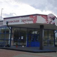 Был в командировке в Челябинске (в 2019 году), не поленился и специально съездил в Чебаркуль. Было интересно прикоснуться к истории хоккея, к легенде)))