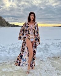 Интересно, вот эта в синем прямо в зашнурованных берцах ныряла?
Или вторая свой "иконостас" вывела прогуляться на мороз  Прям в чём была в будуаре, так и поехала. Королевна хоть бы фон для снимка выбрала получше.
Понты дороже денег..