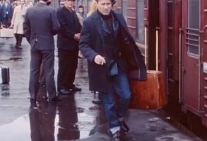 Для 70-х ходить в джинсах - это было супер-круто. Не уверен, что остальные свидетели по платформе, сразу поняли какое на них свалилось счастье.