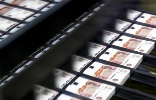 ЦБ: Профицит внешней торговли России в 2021 году вырос до $185,9 млрд 

По оценке Банка России, профицит текущего счета платежного баланса РФ в 2021 году вырос в сравнении с 2020 годом в 3,3 раза   до $120 млрд.

Аналитики ЦБ поясняют   рекордный профицит текущего счета определен двукратным увеличением сальдо торгового баланса (до $185,9 млрд) из-за резкого роста экспорта (на 47% за год   до $489,8 млрд) при благоприятной ценовой конъюнктуре и меньшим увеличением импорта (на 27%, до $303,9 млрд).