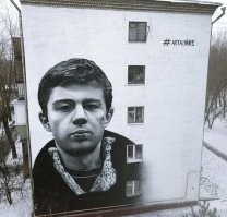 типа Казань, на самом деле МСК ул. Кременчугская, сравните балкончики на 2-м этаже, бело-зеленые, я так-то на соседней улице живу))