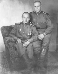 Почти угадал, сынуля.
Я 1952 года рождения.
Папа - 1923.
В субботу 21 июня 1941 г. у них был выпускной, а утром прибежал друг, и они пошли в военкомат.
Прошел всю войну. Был тяжело ранен двумя пулями в бедро из МГ-42. Поддерживали огнём наступающую пехоту и не опустил защитный щиток.
После войны он дослуживал канониром на береговой батарее в Эстонии.
На дембель ушел в марте 1947 г.
На фото папа в кресле. Это уже в городе Айзенах, куда их перебросили после штурма Берлина.
Умер в феврале 2010 года.