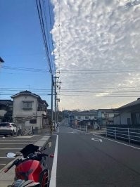 Красивая фотка! Ну и моя старая, не такая красивая, но дачная и удачная. Кабель (воздушка) и облака. :)