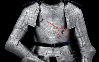 Не так все легко и просто! Вот доспех короля Франции. Видно вмятина сделана до гравировки. Король чужих доспехов не носил...