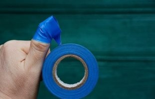 Отлично,доктор.Занимайтесь пока раненым, а я займусь его доспехами!