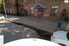 Львы там. Крылан в другом месте, на пересечении Океанского проспекта и Адмирала Фокина, на здании Краевого суда.