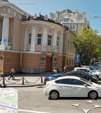 Львы там. Крылан в другом месте, на пересечении Океанского проспекта и Адмирала Фокина, на здании Краевого суда.