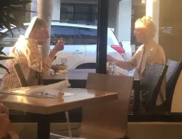 Почему не предложить спутнице поменяться местами?
Какой момент на фото я не увидел, который препятствовал бы этому?