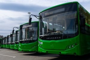 22 ноября 2021

Еще 157 новых автобусов на газе прибыли в Челябинск

Сегодня, 22 ноября, в рамках аппаратного совещания замглавы Челябинска по дорожному хозяйству Максим Куляшов сообщил, что сейчас идет приемка новых экологичных транспортных средств.

  В настоящий момент прибыли 110 автобусов марки «ЛиАЗ» и 47 «Валгабасов». Осуществляем приемку, дооснащение, готовим к выходам на линии,   отметил Максим Куляшов.

Напомним, Челябинск получает новые автобусы, оснащенные газовыми двигателями, в рамках проекта «Чистый воздух» национального проекта «Экология». На приобретение газомоторных транспортных средств Челябинску было направлено 1,9 млрд рублей из федерального бюджета.