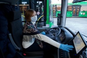 15 декабря 2020, 13:14

Новые экологичные автобусы выйдут на маршруты в Челябинске

В Челябинской области продолжается масштабная программа по обновлению общественного транспорта. В южноуральскую столицу поступили новые низкопольные автобусы, которые работают на газомоторном топливе. Экологичный транспорт сегодня представили губернатору Алексею Текслеру.

«В этом году мы продолжили программу обновления общественного транспорта по всему региону. 67 единиц различного транспорта приобретено с помощью областного бюджета. Это не только Челябинск, где закуплено 36 газомоторных автобусов, это и троллейбусы для Миасса, и трамваи для Златоуста и Магнитогорска, и автобусы для Троицка и Кунашака. Отличительная черта этих автобусов: они не только новые, они работают на чистом газомоторном топливе. Это значит, что воздух Челябинска будет чище в несколько раз», – подчеркнул Алексей Текслер.

Уже в этом месяце 36 новых автобусов на газомоторном топливе выйдут на улицы города. Это современные и комфортные машины, они оборудованы кондиционером, видеонаблюдением, информационными экранами. Также есть возможность подзарядить в автобусе свой гаджет: в поручнях вмонтированы usb-зарядники. Пассажирам в таком транспорте зимой будет комфортно, поскольку сиденья оборудованы подогревом.

В Челябинске за короткий срок удалось обновить треть автобусного парка, по поручению Алексея Текслера за год приобретено 102 автобуса, работающих на экологичном топливе.