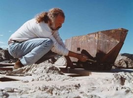 1. "Звездные войны" чуть не вызвали настоящую войну.

Автор, ты что - бредишь? Макет краулера был высотой в 40 См.  А ради крупных планов, просто строили деревянный щит на котором рисовали и приделывали различные части, вроде гусениц. Никто в пустыне не строил никаких полномасштабных моделей. 

Понимаю, что ты откуда-то скопировал инфу чтоб сделать пост на фишках. Но ты  ж хотя бы проверяй то что постишь.

Дальше первого пункта читать не стал, думаю если и там бред сивой кобылы - тебя поправят остальные.