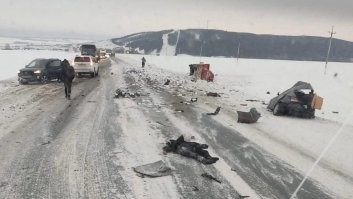 Авария дня. В Татарстане «Солярис» разорвало на части после столкновения с бензовозом