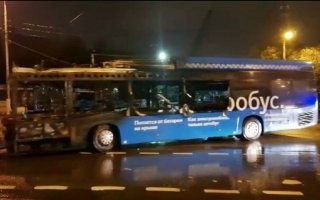 >Ни разу не видел сгоревшего электробуса. 
Посмотрите. по местам горения и местности можно понять, что это разные. хотя, на самом деле, их сгорело больше, 3 или 4

Но, в целом, я бы сказал, что проблема не в аккумах, а в зарядке. Коммерческая техника должна ездить, чем больше простои, тем хуже. Грубо говоря, вместо одного троллейбуса надо полтора электробуса