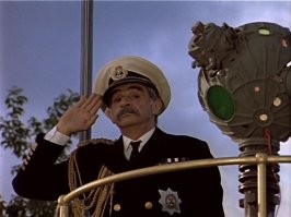 Адмирал Бум также живет вдоль Вишнёвой улицы со свей женой и старым товарищем Биннаклем. Он бывший морской офицер, но сейчас живет в доме в форме корабля. Адмирал отличается своей морской манерой речи, хотя фактически никогда не ругается. Его любимая фраза: "Лопни моя селезёнка!"