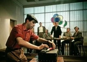 Че за бред????? Вицин просит посмотреть клоуна????? Никулин к тому времени знаменитый на всю страну артист с кучей любимых народом ролей...Альберт Клячкин чего стоит. А в "Когда деревья были большими " вообще главная роль. Первая кинороль -пиротехник в "Девушка с гитарой"