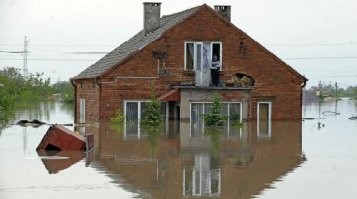 Домики возле воды, это канешн хорошо, плохо когда такое происходит.