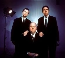 Фото серьезных людей, вызывающее улыбку. Это о чем-то говорит.