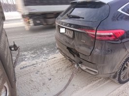 Из этой же серии. Мужик на Хавале помогал нашему водителю выехать с заправки, а тот его отблагодарил не успев оттормозиться... Никто никуда не уезжал, вызвали ГИБДД, оформили ДТП