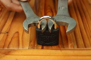 Можно ли открыть дверной замок выстрелом?