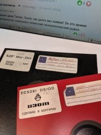 Ну, скажем так, повода для расстройства о быстротечности времени нет, минуло всего навсего четверть века - это мало. Я думал, что флоппи 5,25" у всех ещё лежат в дальних ящиках столов, как и парочка самих дисководов. А вот применение дискетам есть. Находишь поблизости конторку с кичливыми и амбициозными рекламными заявлениями: "Распечатаем информацию с ЛЮБЫХ носителей", заходишь и скромненько просишь распечатать.:)