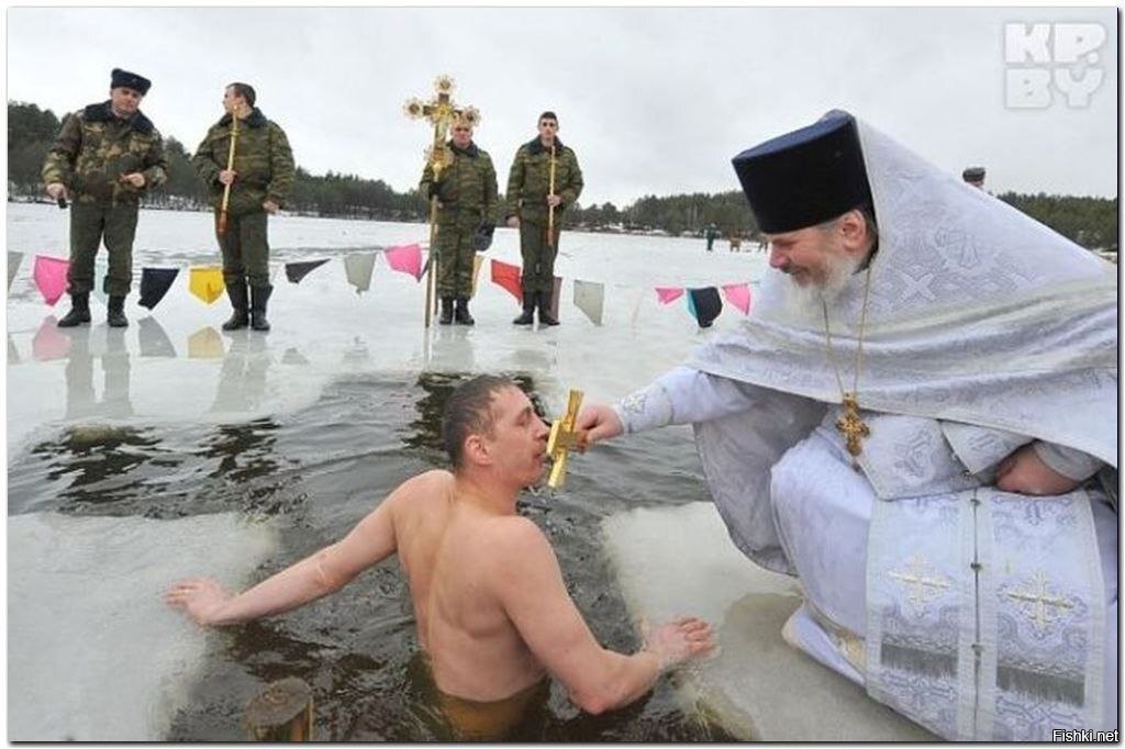 Человек выйдя из реки после купания. Крещение прорубь. Купание на крещение. Празднование крещения. Крещение Господне купание в проруби.
