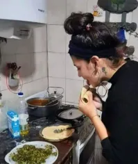 Мари Хуану готовит блинчики на завтрак.
 Красиво. 
 Но как можно подавать, бл**ь, блины без сметаны!