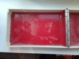 Разве это альбом для значков? 
Вот настоящий "альбом".  Товарищу подарили на ДР, но он собирал марки, поэтому он спихнул его мне. Внутри были поролоновые листы, которые через пару лет расползлись. После чего значки перекочевали на листы картона. А альбом долго служил ящиком для радиодеталей.