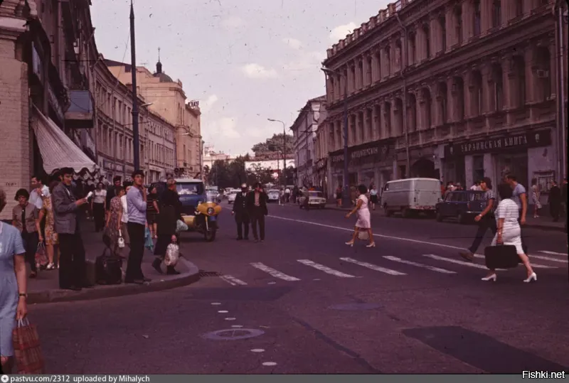 Это фото 1986 года. Автор фото американец Джерри Кук. В 1980 году Старый Арбат выглядел не так. Вот цветное фото начала 1970-х, примерно так выглядел тогда Старый Арбат. А вот черно-белое фото 1982 года, когда демонтировали троллейбусные провода