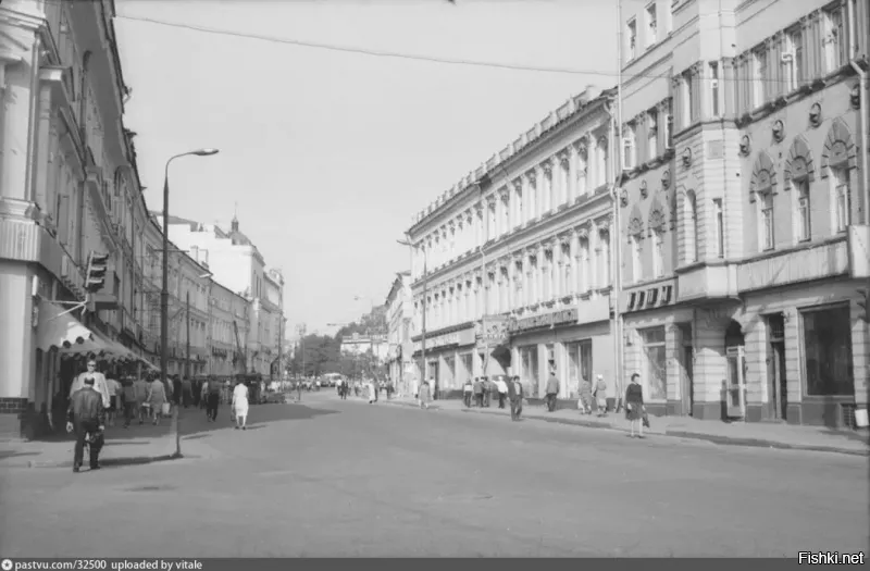 Это фото 1986 года. Автор фото американец Джерри Кук. В 1980 году Старый Арбат выглядел не так. Вот цветное фото начала 1970-х, примерно так выглядел тогда Старый Арбат. А вот черно-белое фото 1982 года, когда демонтировали троллейбусные провода